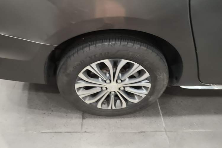 Used Buick GL8 2023 Facelifted Land Cruiser Executive Luxury Version Right Rear Wheel Hub