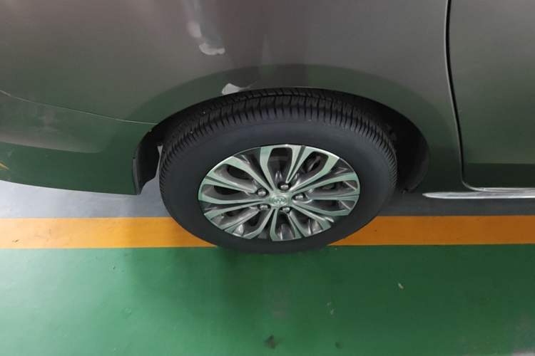 Used Buick GL8 2023 Land Executive Class Comfort Model Right Rear Wheel Hub