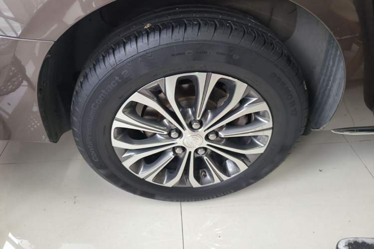 Used Buick GL8 2023 Facelifted Land Cruiser Executive Luxury Version Right Rear Wheel Hub