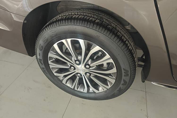 Used Buick GL8 2023 Facelifted Land Cruiser Executive Luxury Version Right Rear Wheel Hub