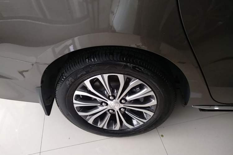 Used Buick GL8 2023 Facelifted Land Cruiser Executive Luxury Version Right Rear Wheel Hub
