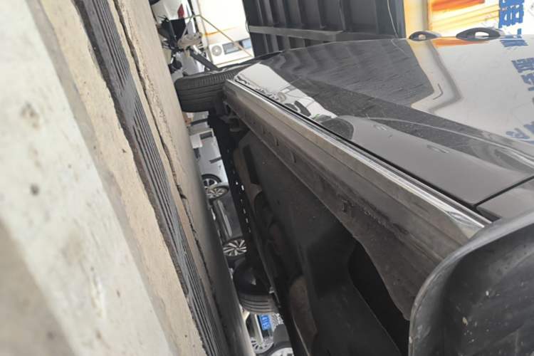 Used Buick GL8 2023 Land Executive Class Comfort Model Right Side Sill