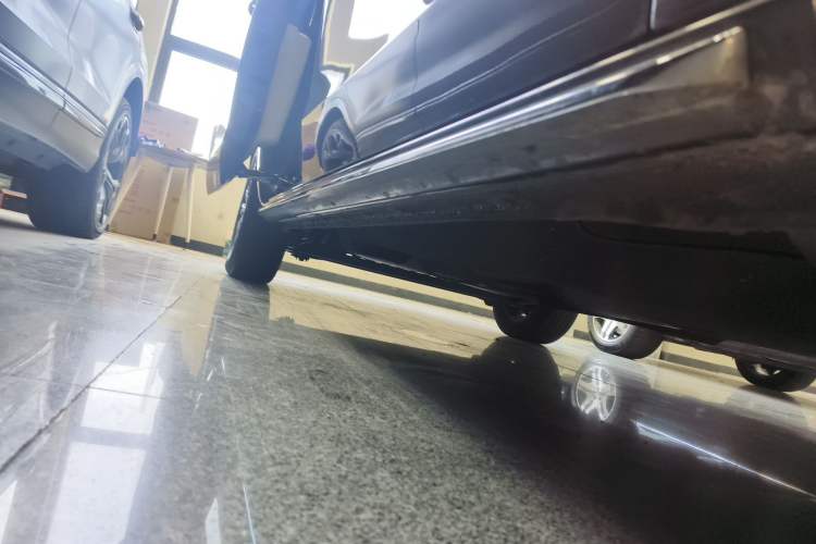 Used Buick GL8 2023 Land Executive Class Comfort Model Right Side Sill