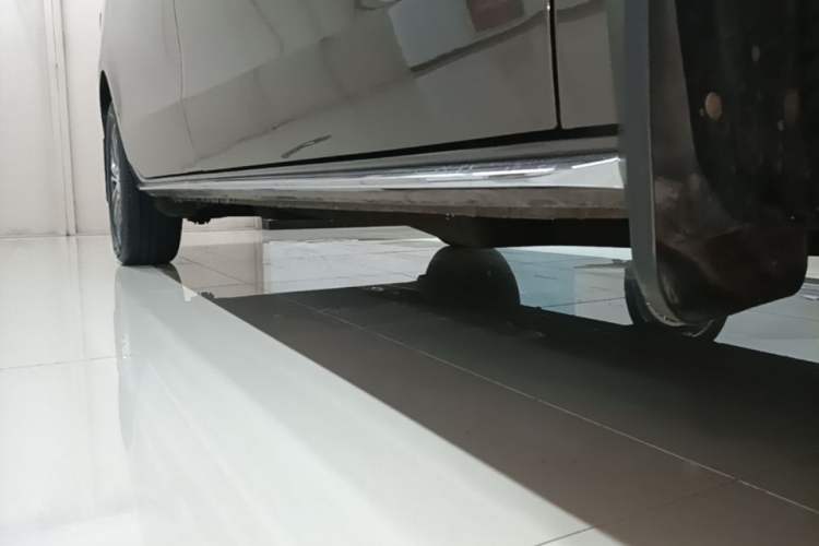 Used Buick GL8 2023 Facelifted Land Cruiser Executive Luxury Version Right Side Sill