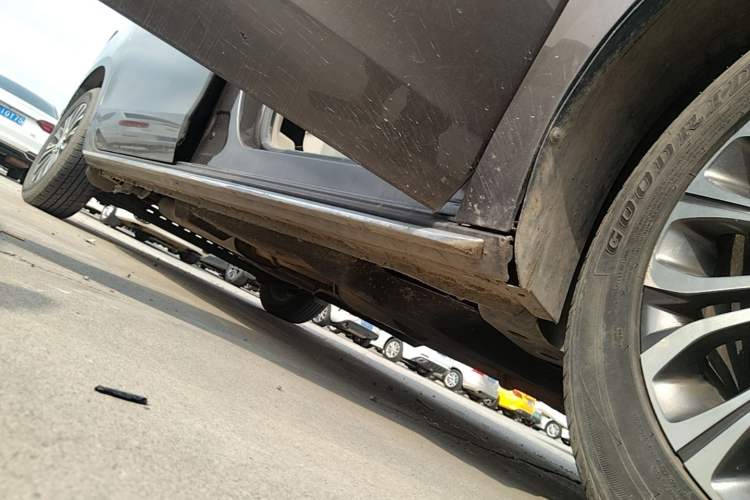 Used Buick GL8 2023 Land Executive Class Comfort Model Right Side Sill