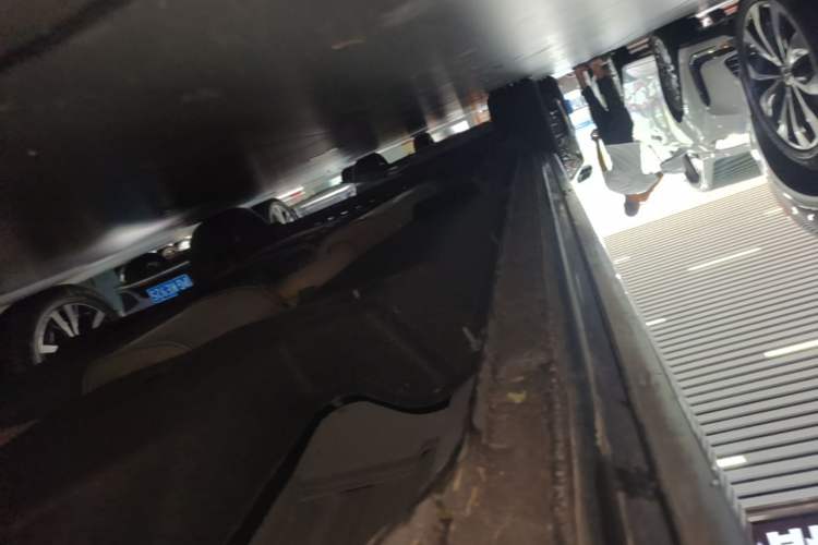 Used Buick GL8 2023 Land Executive Class Deluxe Model Right Side Sill