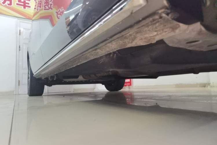 Used Buick GL8 2023 Land Executive Class Deluxe Model Right Side Sill