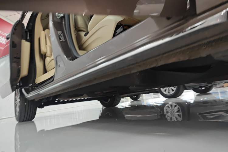 Used Buick GL8 2023 Facelifted Land Cruiser Executive Luxury Version Right Side Sill
