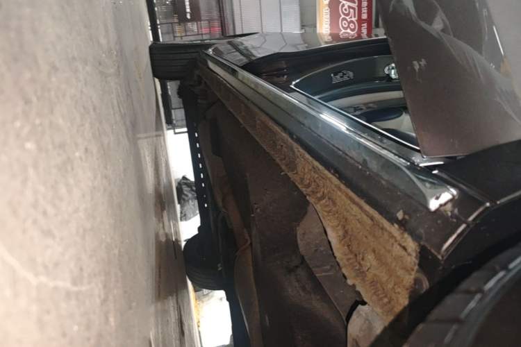 Used Buick GL8 2023 Land Executive Class Comfort Model Right Side Sill