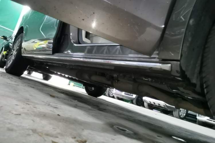 Used Buick GL8 2023 Land Executive Class Comfort Model Right Side Sill