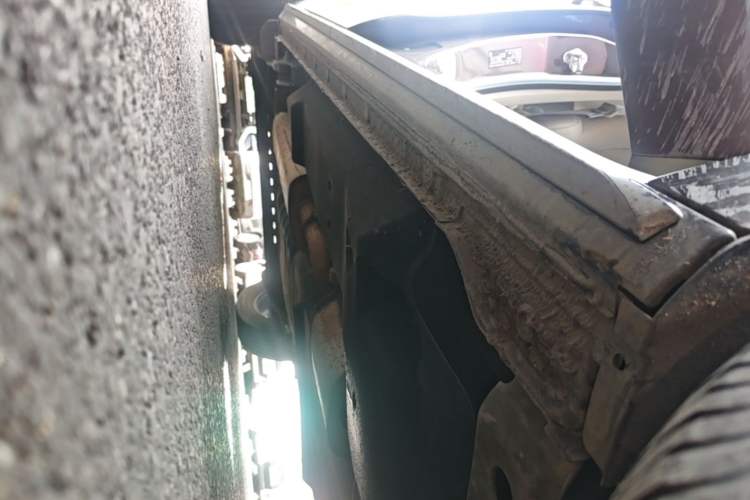 Used Buick GL8 2023 Land Executive Class Comfort Model Right Side Sill