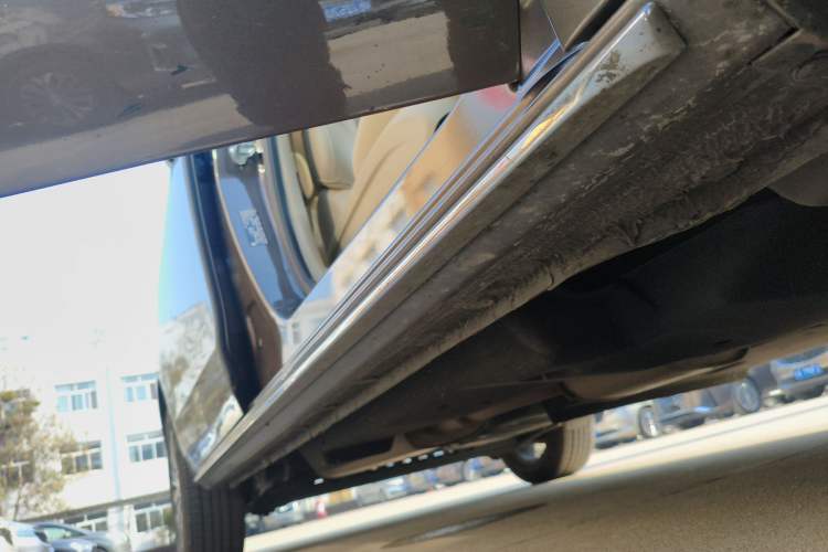 Used Buick GL8 2023 Land Executive Class Deluxe Model Right Side Sill