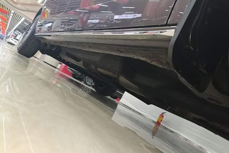 Used Buick GL8 2023 Land Executive Class Comfort Model Right Side Sill
