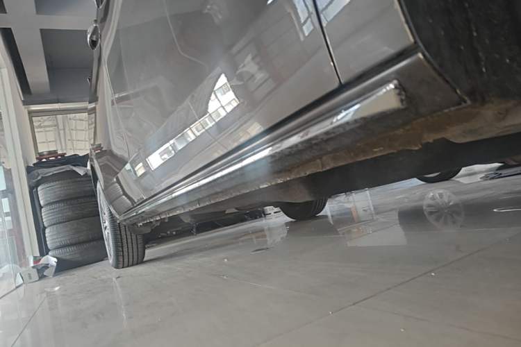Used Buick GL8 2023 Facelifted Land Cruiser Executive Luxury Version Right Side Sill
