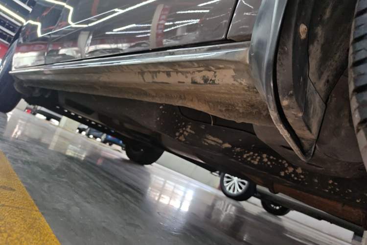Used Buick GL8 2023 Land Executive Class Comfort Model Right Side Sill