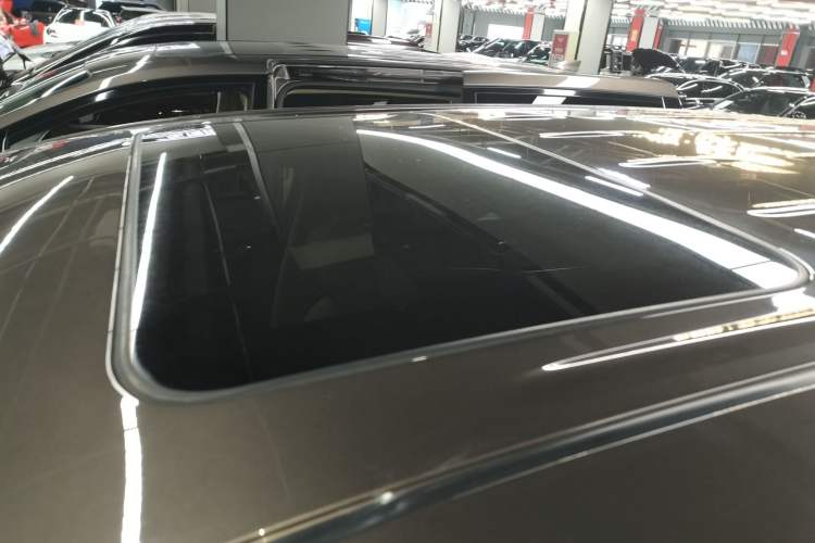 Used Buick GL8 2023 Facelifted Land Cruiser Executive Luxury Version Roof