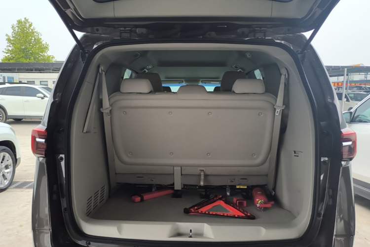 Used Buick GL8 2023 Land Executive Class Comfort Model Trunk
