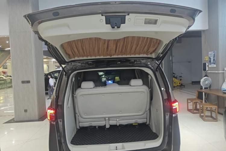 Used Buick GL8 2023 Land Executive Class Comfort Model Trunk