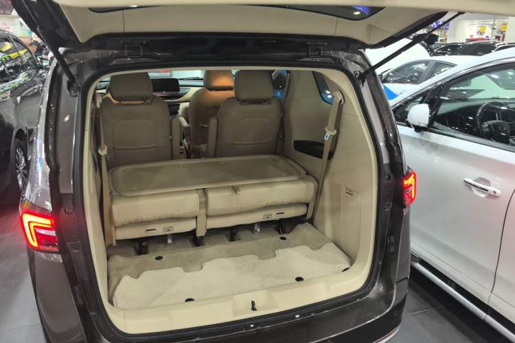 Used Buick GL8 2023 Facelifted Land Cruiser Executive Luxury Version Trunk