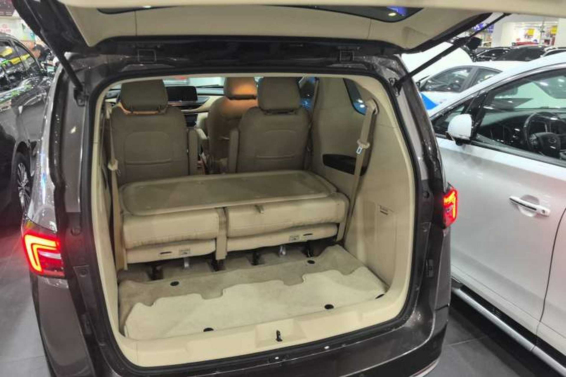 Used Buick GL8 2023 Facelifted Land Cruiser Executive Luxury Version Trunk