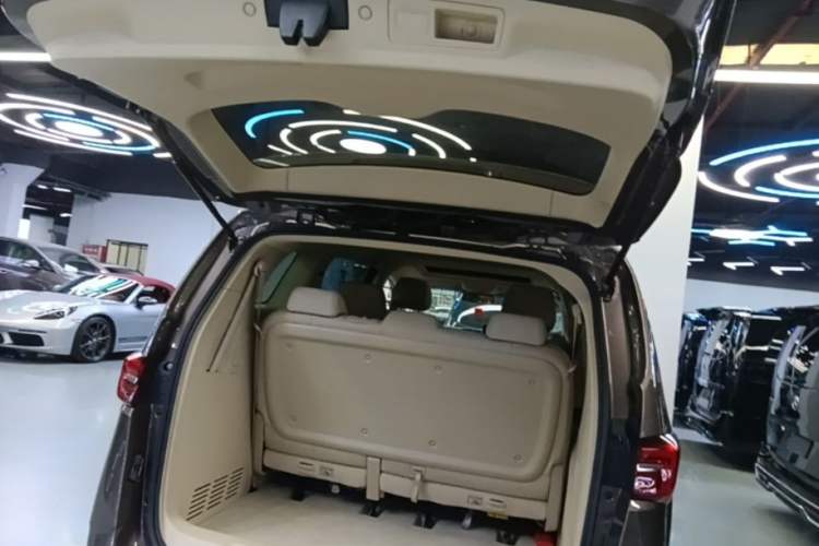 Used Buick GL8 2023 Facelifted Land Cruiser Executive Luxury Version Trunk