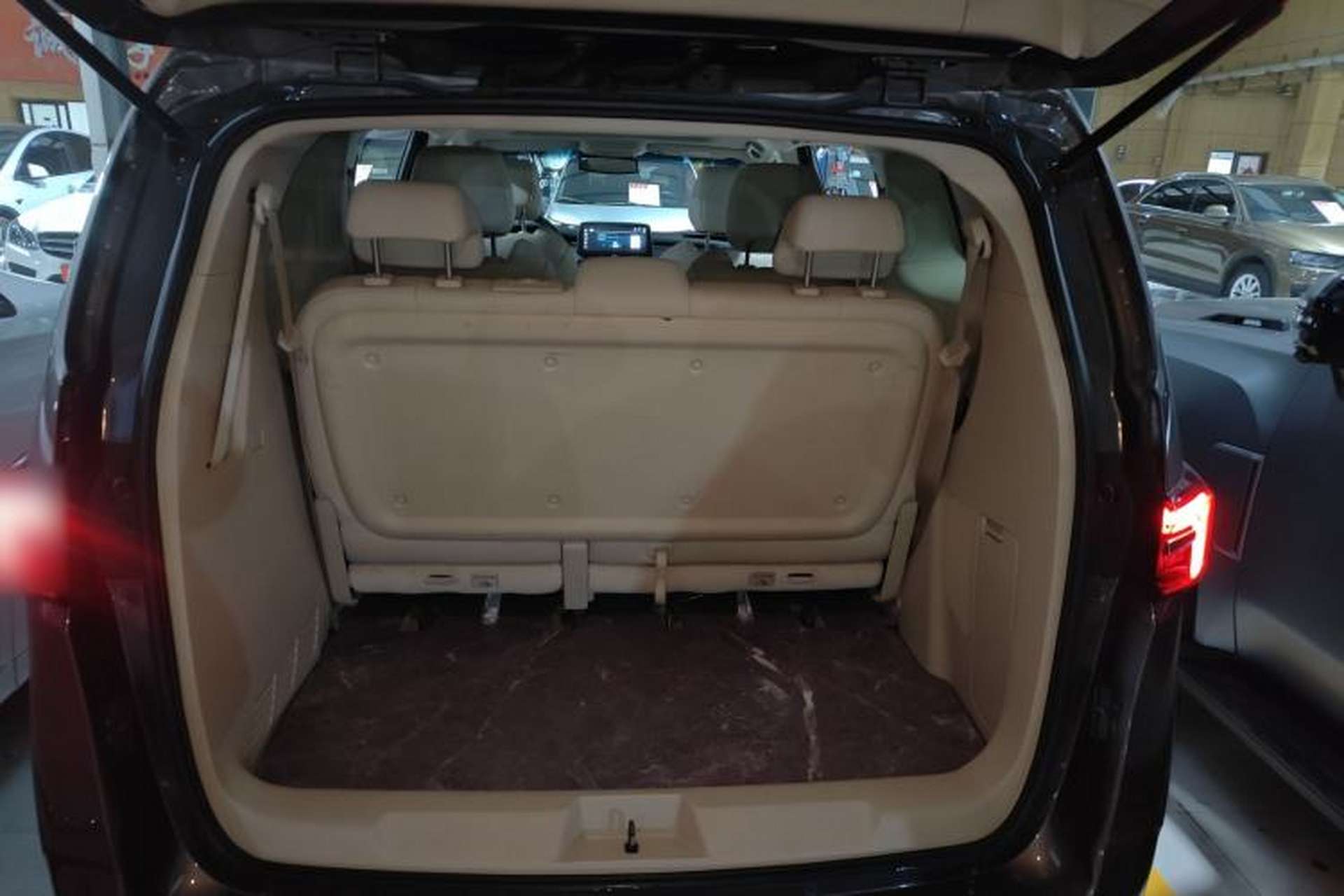 Used Buick GL8 2023 Facelifted Land Cruiser Executive Luxury Version Trunk