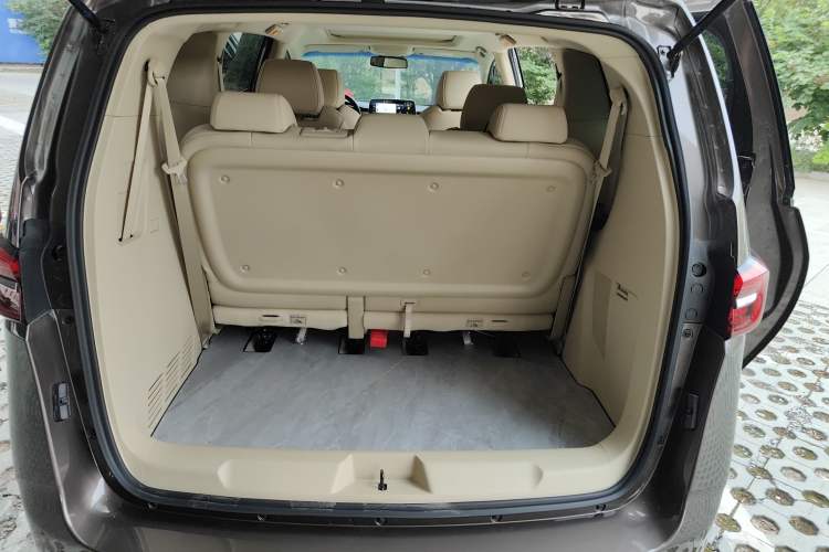 Used Buick GL8 2023 Facelifted Land Cruiser Executive Luxury Version Trunk