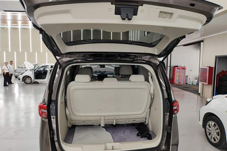 Used Buick GL8 2023 Land Executive Class Comfort Model Trunk