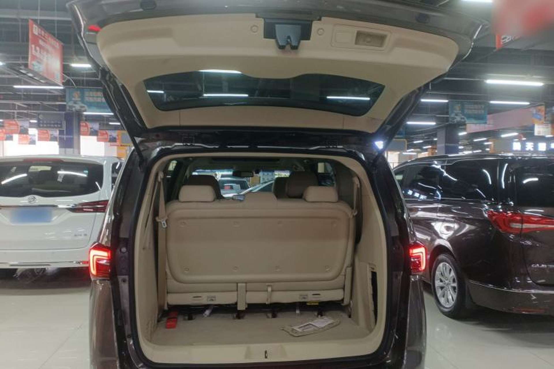 Used Buick GL8 2023 Facelifted Land Cruiser Executive Luxury Version Trunk