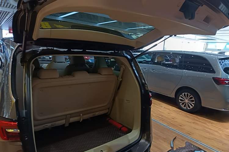 Used Buick GL8 2023 Facelifted Land Cruiser Executive Luxury Version Trunk