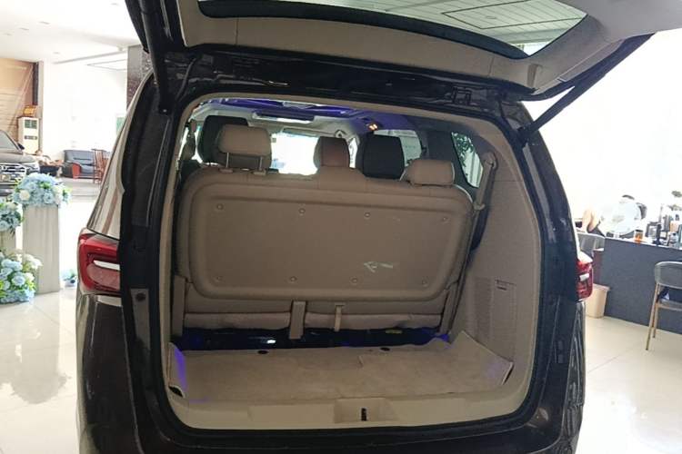 Used Buick GL8 2023 Land Executive Class Comfort Model Trunk