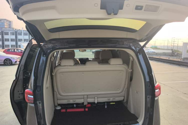 Used Buick GL8 2023 Facelifted Land Cruiser Executive Luxury Version Trunk