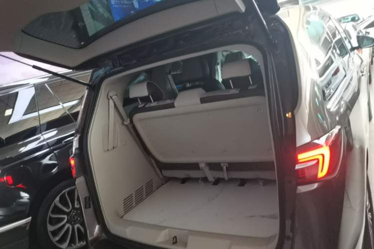 Used Buick GL8 2023 Land Executive Class Comfort Model Trunk