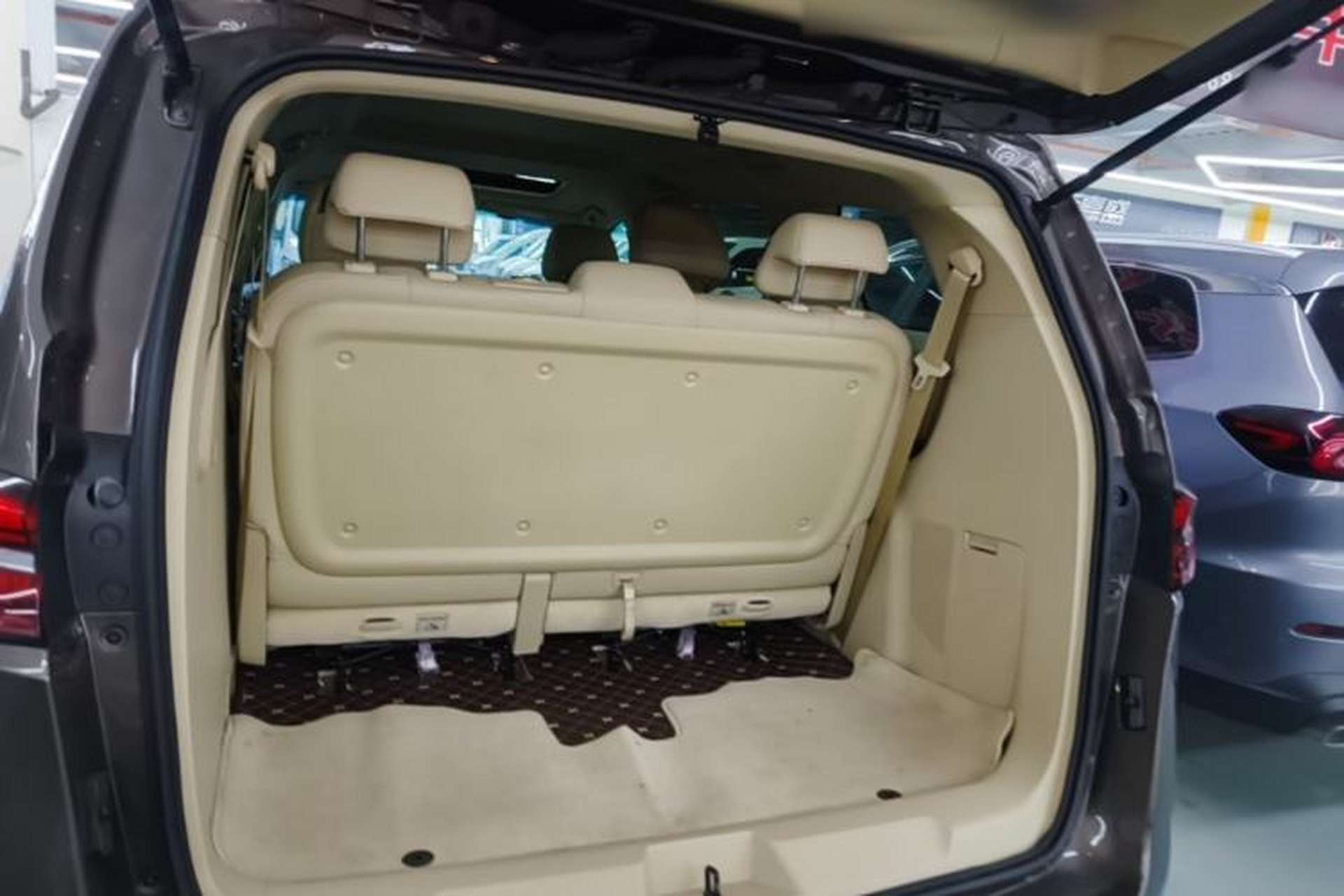 Used Buick GL8 2023 Facelifted Land Cruiser Executive Luxury Version Trunk