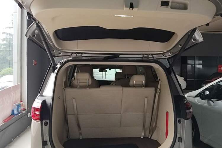Used Buick GL8 2023 ES Lu Zun Luxury Edition and Yue Version Trunk