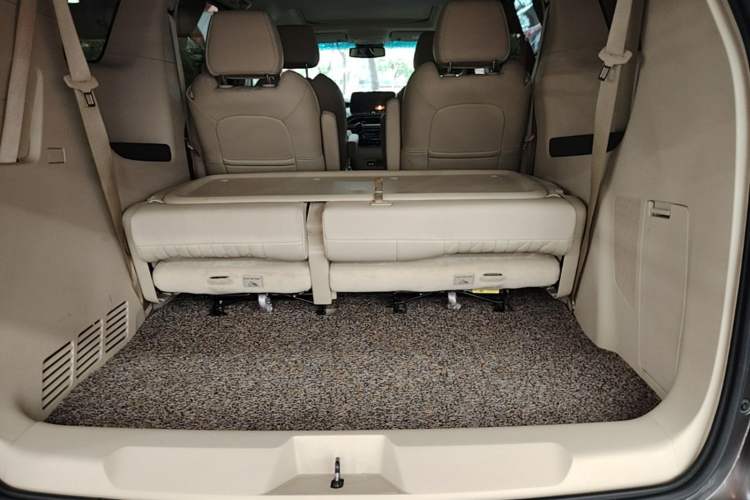 Used Buick GL8 2023 Facelifted Land Cruiser Executive Luxury Version Trunk