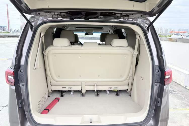 Used Buick GL8 2023 Facelifted Land Cruiser Executive Luxury Version Trunk