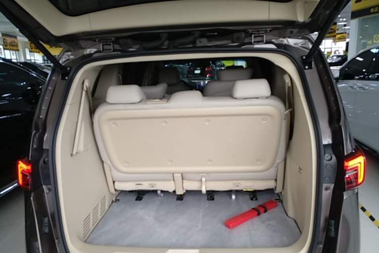 Used Buick GL8 2023 Facelifted Land Cruiser Executive Luxury Version Trunk