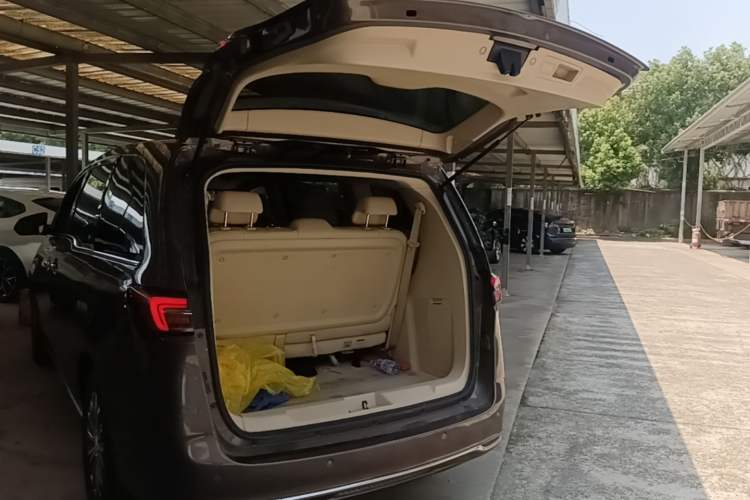 Used Buick GL8 2023 Facelifted Land Cruiser Executive Luxury Version Trunk