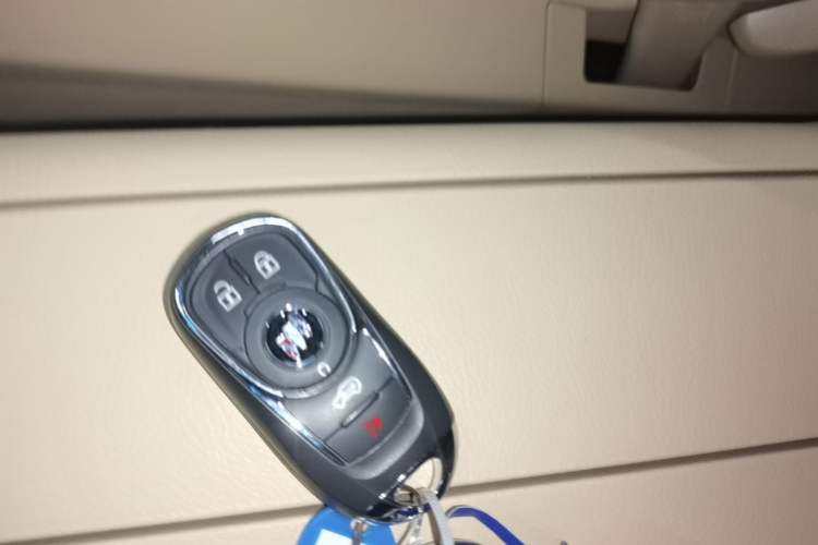 Used Buick GL8 2023 Facelifted Land Cruiser Executive Luxury Version Vehicle Key