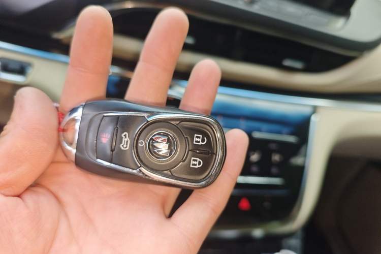 Used Buick GL8 2023 Facelifted Land Cruiser Executive Luxury Version Vehicle Key