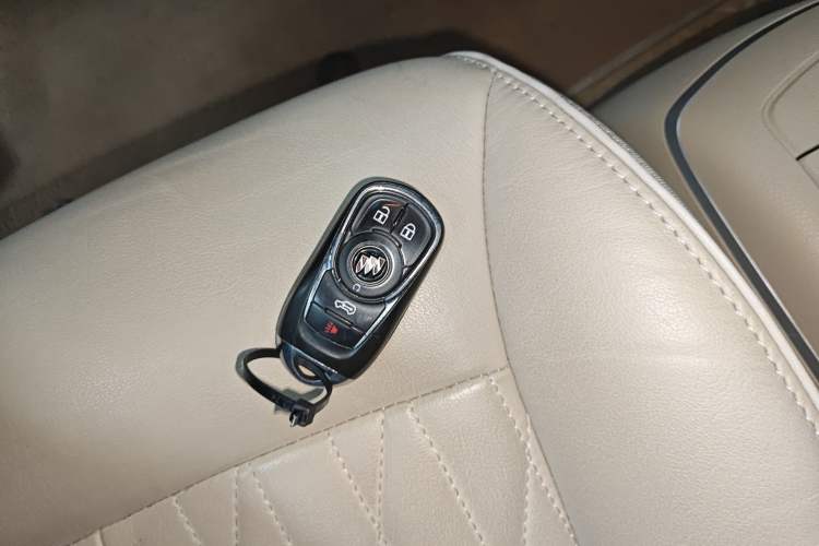 Used Buick GL8 2023 Facelifted Land Cruiser Executive Luxury Version Vehicle Key