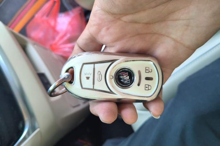 Used Buick GL8 2023 Facelifted Land Cruiser Executive Luxury Version Vehicle Key