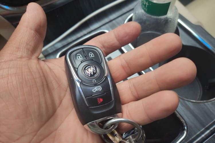 Used Buick GL8 2023 Facelifted Land Cruiser Executive Luxury Version Vehicle Key