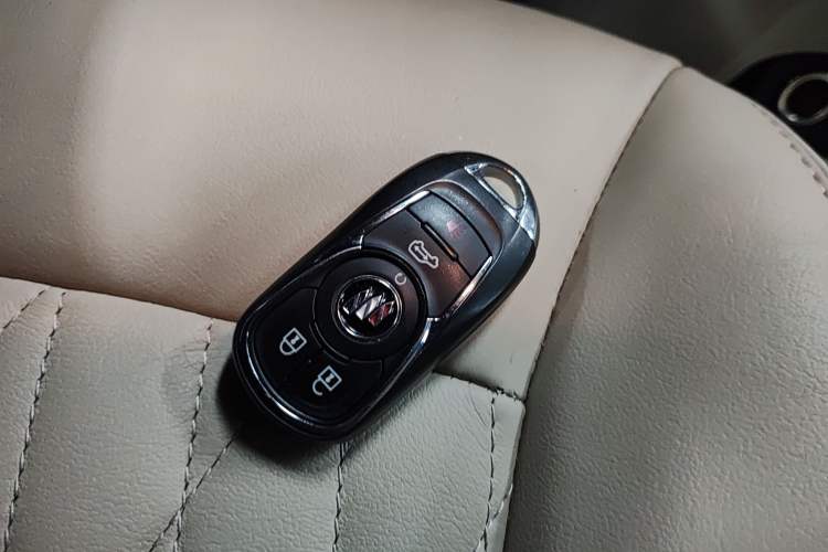 Used Buick GL8 2023 Facelifted Land Cruiser Executive Luxury Version Vehicle Key