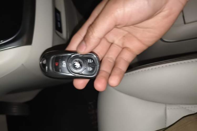 Used Buick GL8 2023 Land Executive Class 652T Luxury Model Vehicle Key
