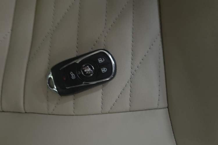 Used Buick GL8 2023 Facelifted Land Cruiser Executive Luxury Version Vehicle Key