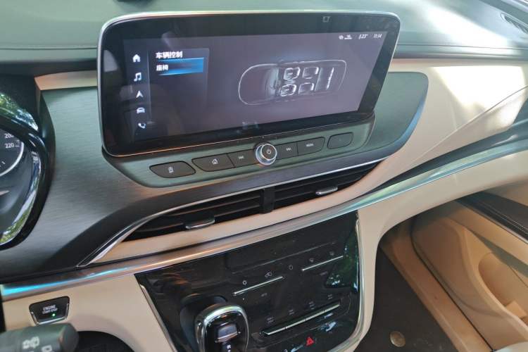 Used Buick GL8 2023 Facelifted Land Cruiser Executive Luxury Version Audio And AC Panel