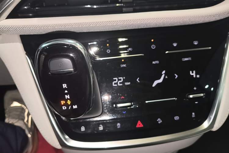 Used Buick GL8 2023 ES Lu Zun Deluxe and Yue Edition Audio And AC Panel