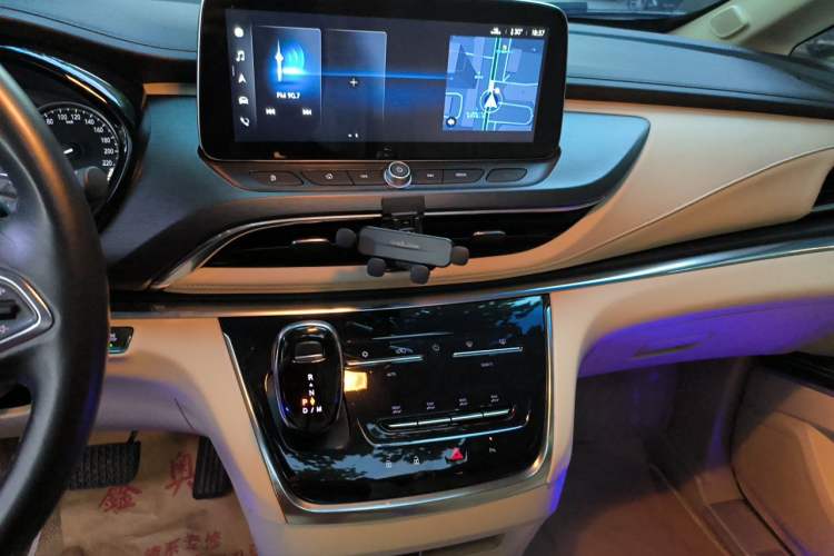 Used Buick GL8 2023 Facelifted Land Cruiser Executive Luxury Version Audio And AC Panel